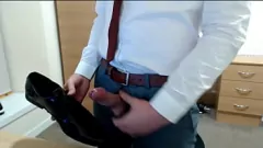 Redare Twink Boss se potrivește își strălucește pantofii și oferă un cumshot fierbinte