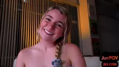 Afspelen 18-jarige blonde babe berijdt de stijve lul van vriend in POV