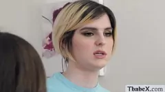 Reproducir Ts Ella Hollywood en un trío de transexuales súper caliente con Korra Del Rio y Jenna Creed, follando a pelo y con garganta profunda una polla transexual