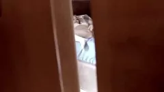 Reproduzir O padrasto sorrateiro pega sua enteada de 18 anos se masturbando atrás da porta do quarto dela - intensa ação adolescente amadora