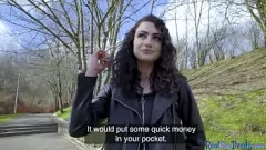 Reproducir Nena adolescente tatuada con cabello negro monta una polla POV en vaquera inversa por dinero en efectivo después de una mamada