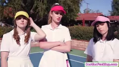 Odtwórz Nastoletnia Daisy Stone i jej najlepsze przyjaciółki Cleo Clementine i Daphne Dare zostają zerżnięte przez trenera podczas ostrej sesji seksu grupowego na świeżym powietrzu