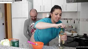 play Sex in der Küche mit einer schwangeren Frau, die Schwierigkeiten beim Kochen hat