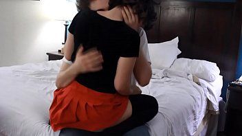 Jouer Une excitation sensuelle avec une adolescente plutôt amateur