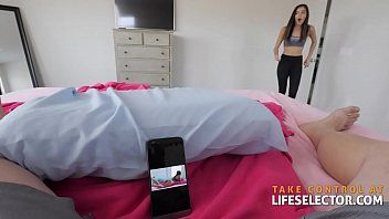 Reproduzir Ela não sabe que ele a grava no telefone quando eles fazem sexo