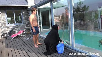 Reproducir Cuidador satisface al jefe que quiere una mamada y sexo rápido junto a la piscina