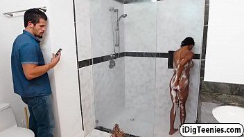 Sexo no banheiro com uma negra sexy
