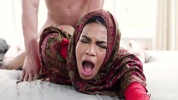 العربي يصرخ المتشددين في قضيبه عندما يشعر أنه يصل إلى معدته