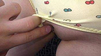 A senhora com a bucetinha está fazendo sexo hardcore com uma garota bem dotada