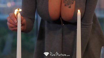 Mulher madura fazendo sexo feliz no aniversário