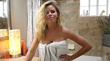 La fille magnifique te donne la chatte quand tu veux