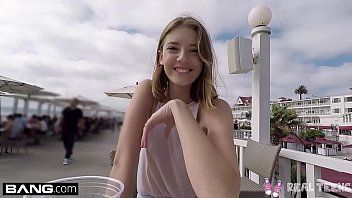 play A adolescente conquistada em público faz xxx video chat por dinheiro
