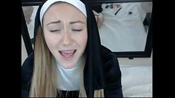 Abspielen Die Nonne masturbiert für Geld zum Videochat