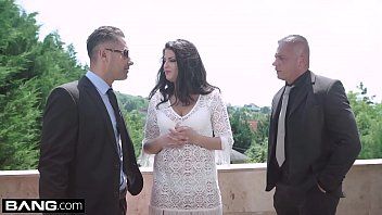 تشغيل كوكو يمارس الجنس مع رجلين رجوليين مع كرات منتفخة