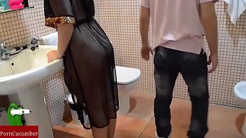 play Inmediatamente puse su polla debajo de su falda como me gusta.