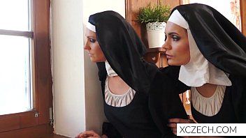 play Les religieuses catholiques aiment leurs beaux corps cachés sous des vêtements sacrés
