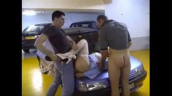 Reproduzir Dois ladrões estupram uma loira no capô de xvideos xvideos carros reais