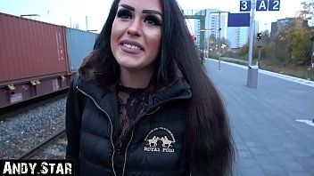 تشغيل Pizdulice الخطاف على الجمهور ومارس الجنس حتى لم يعد يعرف رأسها