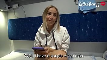 Reproducir El turista penetró el tren a Brasov.