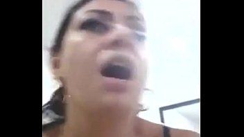 Reproducir Sexo con los labios del coño con una mujer morena de grandes tetas que conoce bien su trabajo