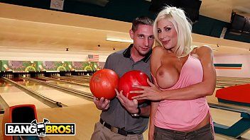 play He inserts his penis well between her large and very fleshy asses