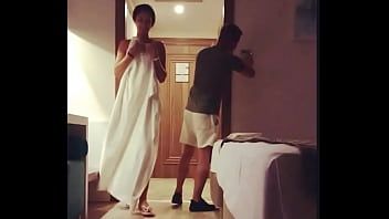 Reproducir Películas porno con jefa lesbiana, un colega se le acerca y tiene sexo con ella en la cama xxx después de ducharse
