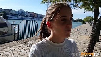 Reproducir Una chica de pechos naturales quiere hacer xxx oral y hacer todas las perversiones sexuales