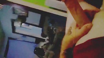 Abspielen Dieses blonde Mädchen weiß sehr gut, wie man Oralsex macht