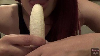 Redare Practica xxx oral si exerseaza cu jucarii sexuale pe corpul ei deoarece