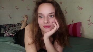 Jouer Questa ragazza dal seno piccolo è sempre vestita molto sexy quando si tratta di xxx