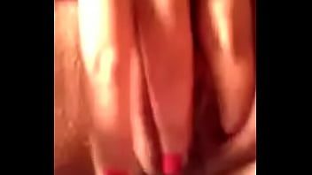 Redare Aseaza pe gresie un vibratorfix si se auto-masturbeaza