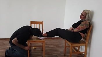 Redare Plateste pe aceasta fata frumoasa tatuata si pe maini si pe picioare sa opreasca masina