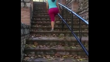 Reproducir Secretaria MILF muy caliente caminando con el escote abierto