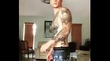 Reproducir La joven muy delgada va al salón de baile y se desnuda