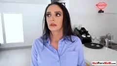 play La MILF tetona Sheena Ryder se mete los dedos en solitario por dinero en efectivo