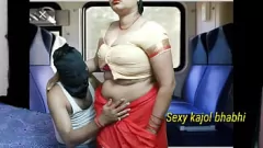 Jouer Une MILF indienne se fait surprendre en train de baiser dans un entraîneur par son fils et prend une éjaculation dans la chatte