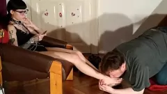 Jouer Humiliation des pieds et des bottes en sueur de la maîtresse hongroise Pt.2
