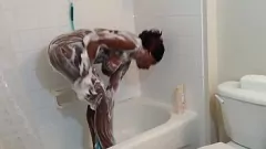 play La diosa de ébano Paris Love se ducha con jabón y grandes tetas naturales