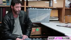 Jouer Un voleur à l'étalage adolescent surpris puni avec une grosse bite hardcore