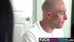Jouer Petite ado aux cheveux noirs se fait pilonner par une grosse bite