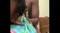 Jouer BBW Ebony Girlfriend a frappé dur dans une séance de sexe de salle de bain intense