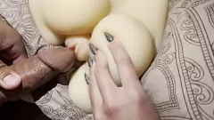 Redare Creampie threesome: Hot Teen & Sex Doll Anal Action