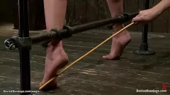 play Redhead lesbisch in bondage: ruw vingerzetting, stokje en vibrator spelen