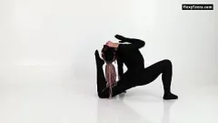 تشغيل يعرض لاعبة جمباز من اللاتكس Lola Kauchuk المرونة والسحر المغري