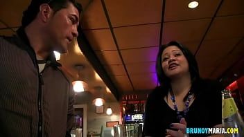 Reproduzir Ele combina a gordura no bar e faz sexo com ela